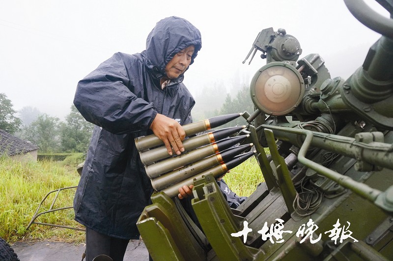 发射37高炮增雨炮弹210发,使郧县境内普降中雨,平均降雨达18毫米,对旱