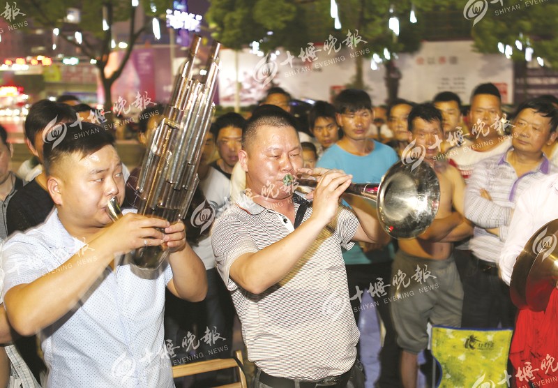 广场上,这种民间吹打乐一上场,市民便将其围个水泄不通.