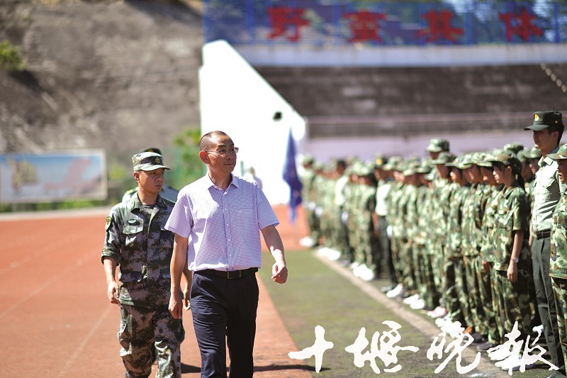 东风高中2019年高一年级军训汇演侧记