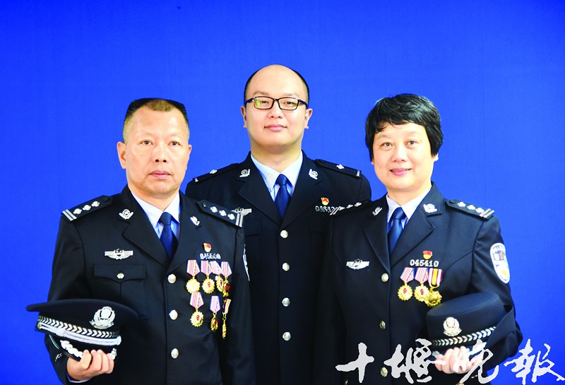 陈旭东,彭琴玲夫妇和儿子陈文(中)着警服合影.