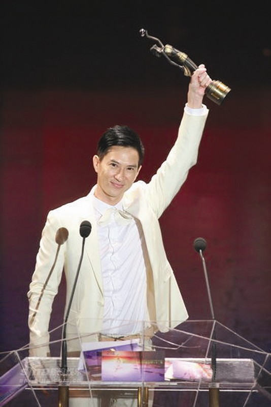 张家辉称帝鲍起静封后