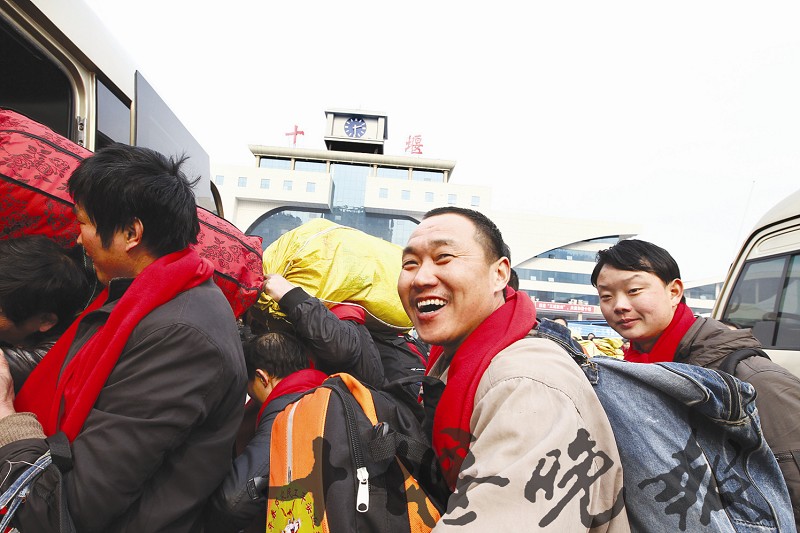 农民工乘专列返乡