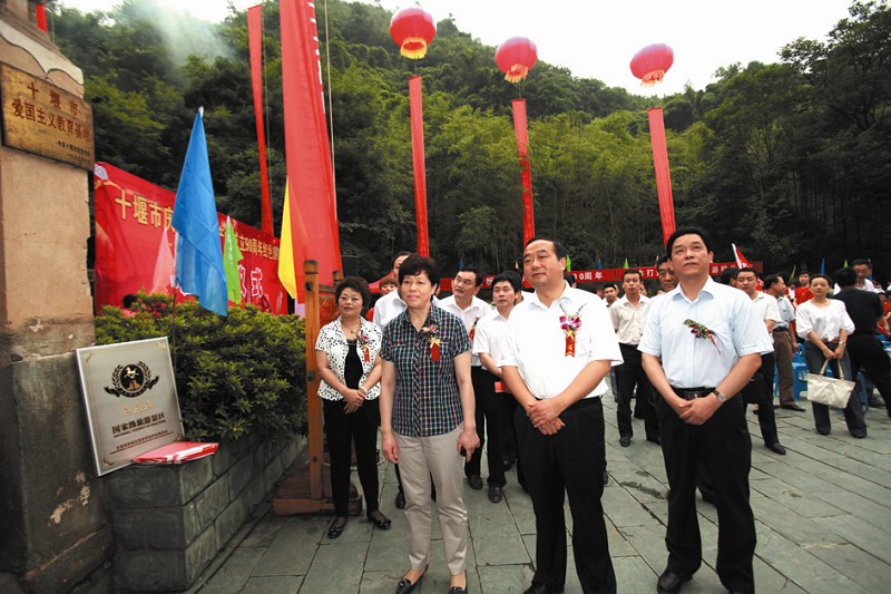 市领导冀群风,沈学强参观东沟爱国主义教育基地.重温入党誓词.