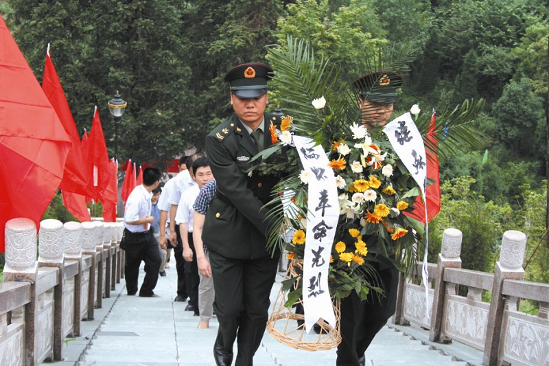 重温入党誓词.市领导冀群风,沈学强参观东沟爱国主义教育基地.