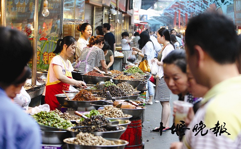 各式各样的美食,熙熙攘攘的人流,东岳市场好热闹.
