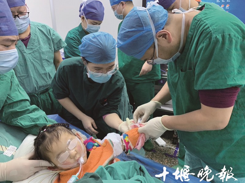 ③女童的手取出后,医护人员开始手术.