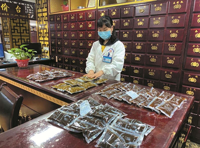 武当中西医结合医院医务人员在为患者准备中药.